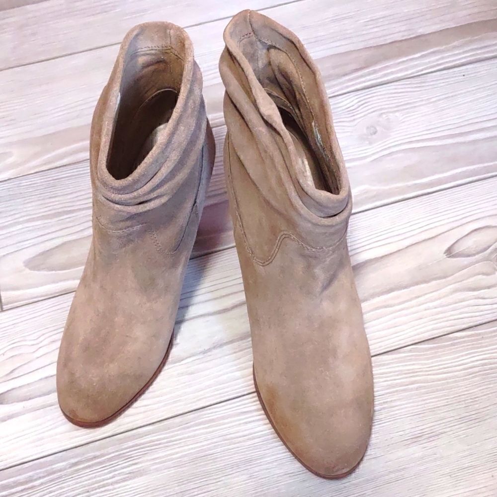 (43-4522)  Chinese Laundry Faux Suede Boots  Sz  8.5